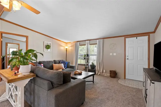 811 Maple Ct gallery image 4
