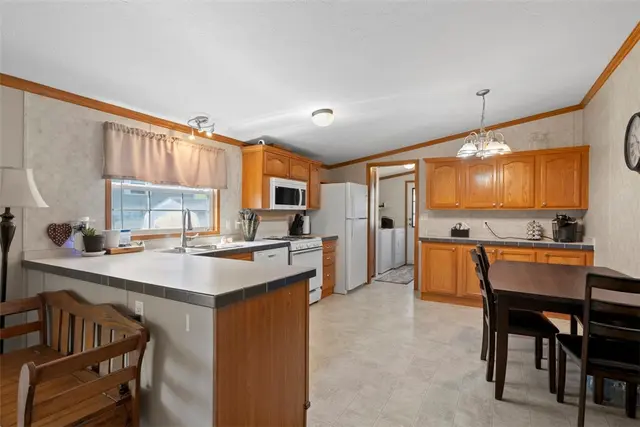 811 Maple Ct gallery image 10