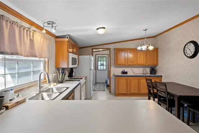 811 Maple Ct gallery image 12