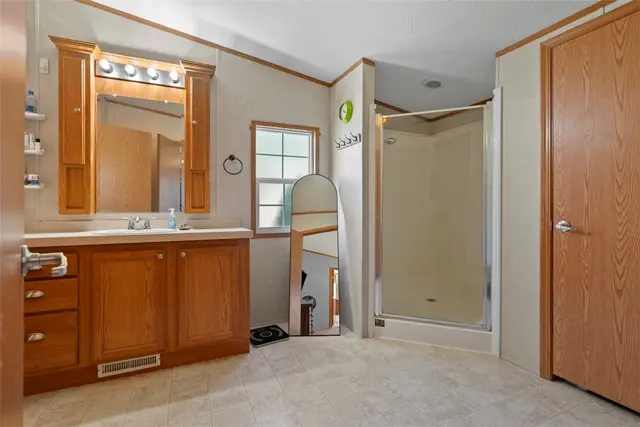 811 Maple Ct gallery image 16
