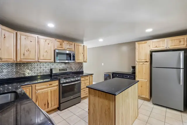 814 Dressel DRIVE gallery image 6