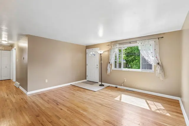 814 Dressel DRIVE gallery image 9