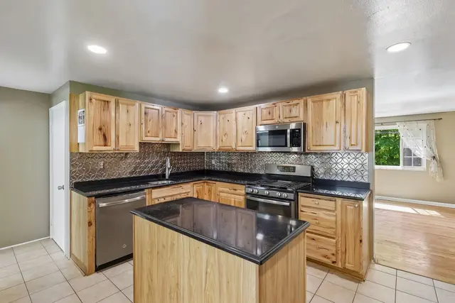814 Dressel DRIVE gallery image 24
