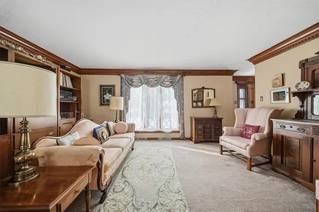 8186 Streamside Dr gallery image 3
