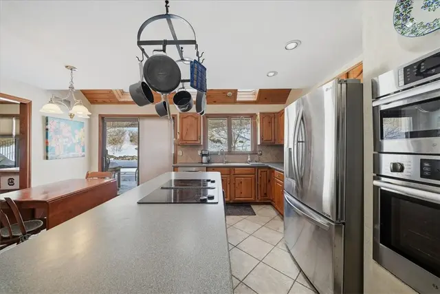 8186 Streamside Dr gallery image 4