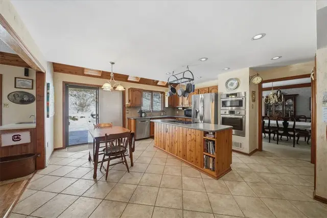 8186 Streamside Dr gallery image 5