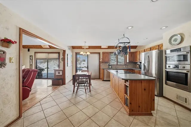 8186 Streamside Dr gallery image 6