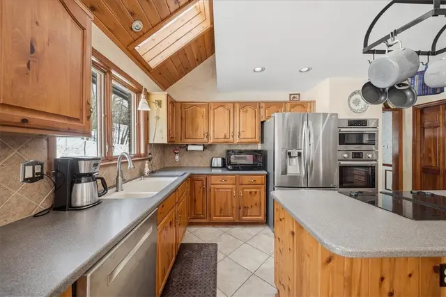 8186 Streamside Dr gallery image 7