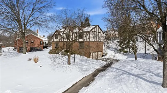 8186 Streamside Dr gallery image 9