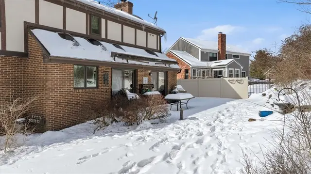 8186 Streamside Dr gallery image 11