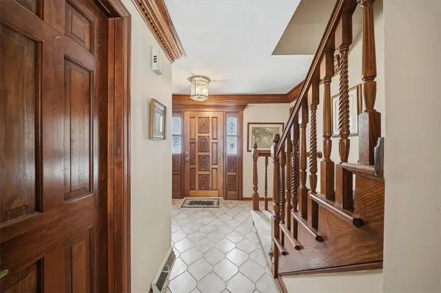 8186 Streamside Dr gallery image 13