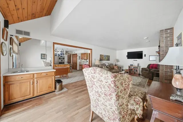 8186 Streamside Dr gallery image 15