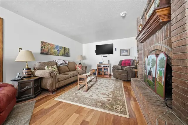 8186 Streamside Dr gallery image 17
