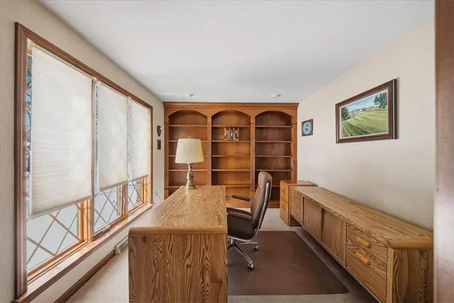 8186 Streamside Dr gallery image 18