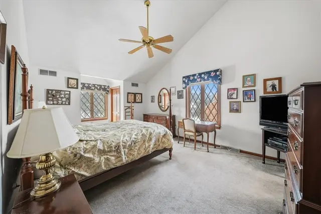 8186 Streamside Dr gallery image 20