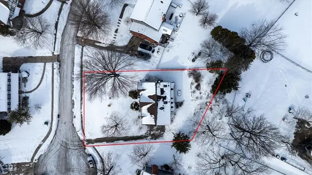 8186 Streamside Dr gallery image 32
