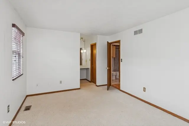 82 MONMOUTH DR gallery image 2