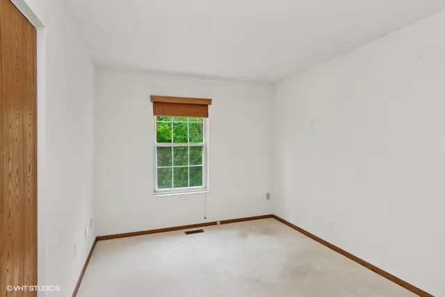 82 MONMOUTH DR gallery image 3