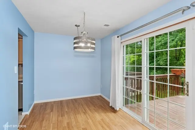 82 MONMOUTH DR gallery image 4