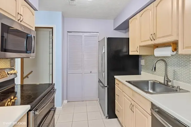 82 MONMOUTH DR gallery image 7