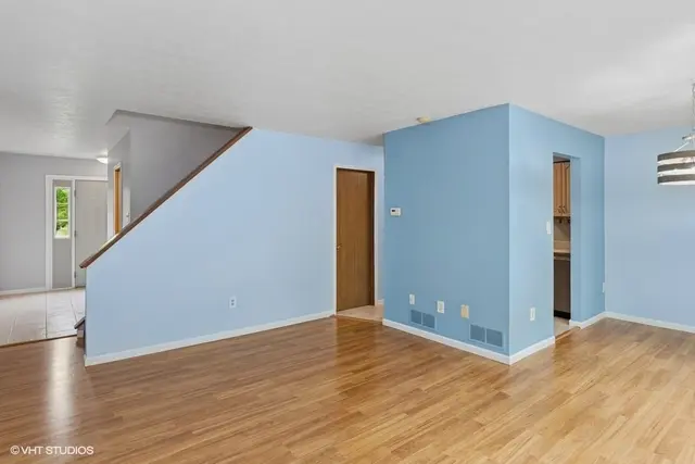 82 MONMOUTH DR gallery image 8