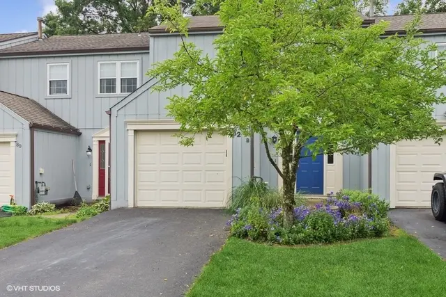 82 MONMOUTH DR gallery image 9