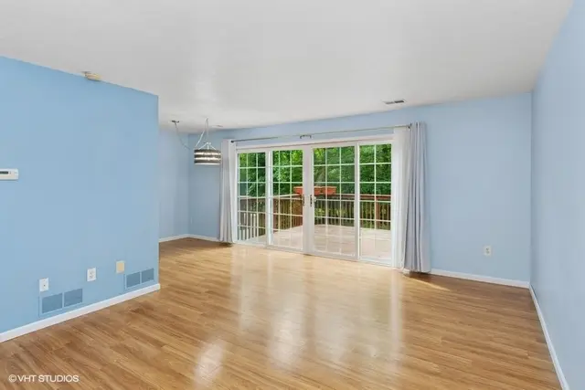 82 MONMOUTH DR gallery image 11