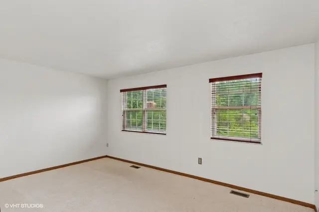 82 MONMOUTH DR gallery image 13