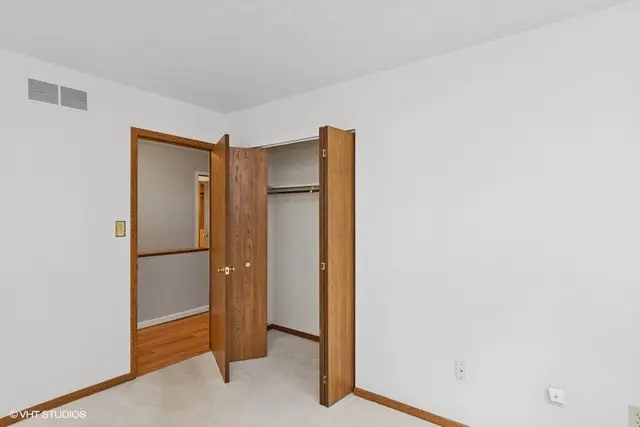 82 MONMOUTH DR gallery image 15