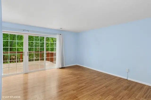 82 MONMOUTH DR gallery image 17