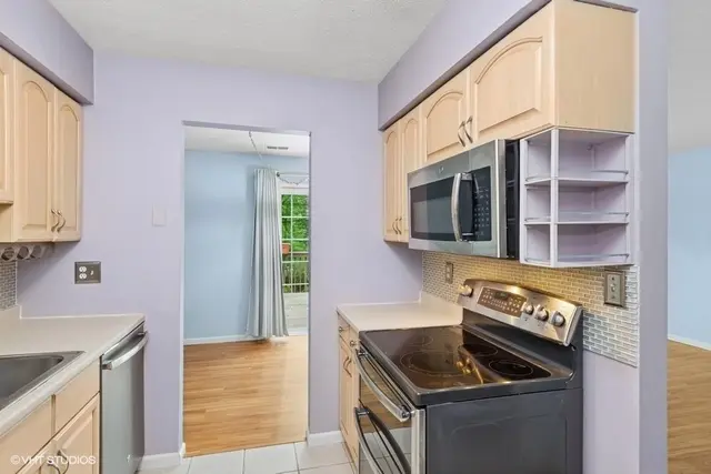 82 MONMOUTH DR gallery image 18