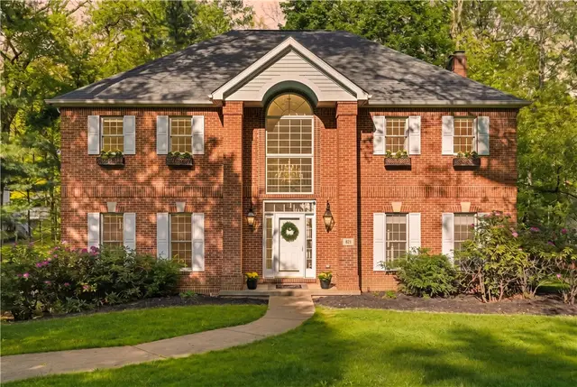 821 Arbordale Lane gallery image 2