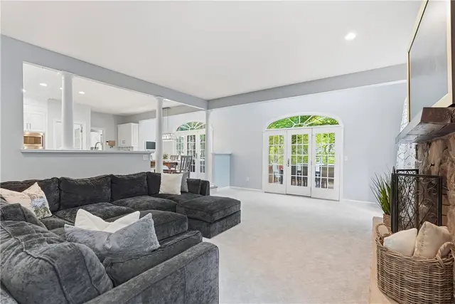 821 Arbordale Lane gallery image 4