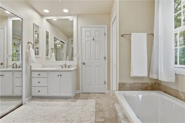 821 Arbordale Lane gallery image 17