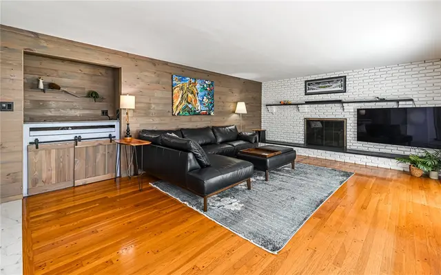 8220 Post Rd gallery image 3