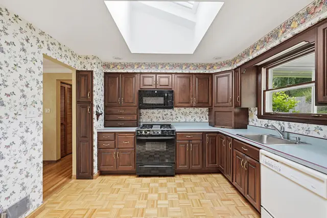8244 Coach COURT gallery image 12