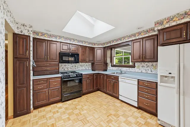 8244 Coach COURT gallery image 33