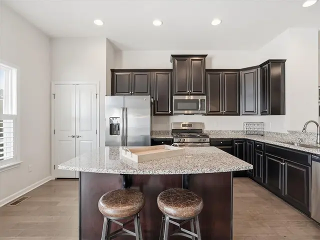 828 Oneida Cir gallery image 2
