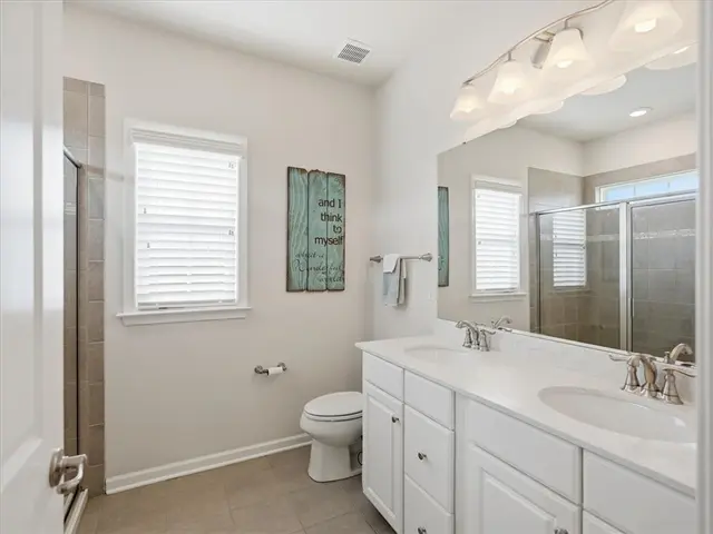 828 Oneida Cir gallery image 6