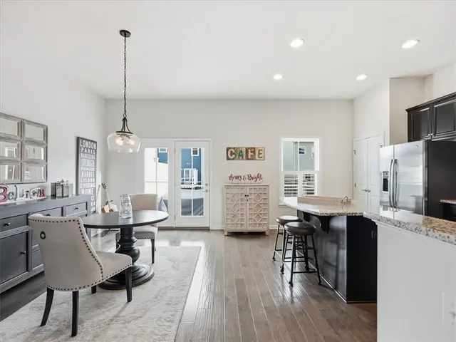 828 Oneida Cir gallery image 11