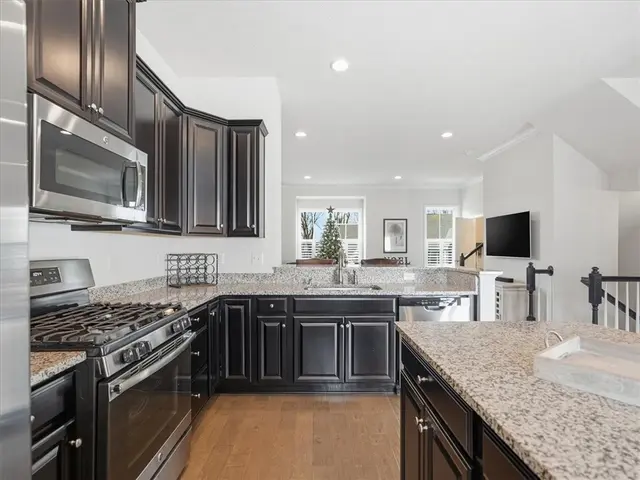 828 Oneida Cir gallery image 16