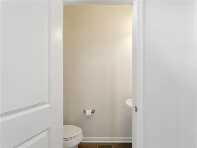 828 Oneida Cir gallery image 18