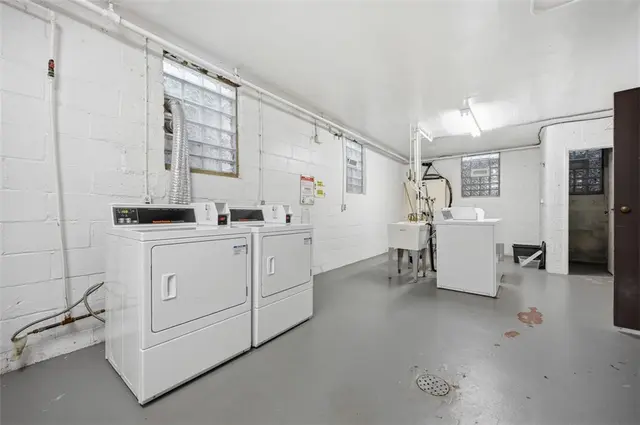 832 Thorn St 14 gallery image 9