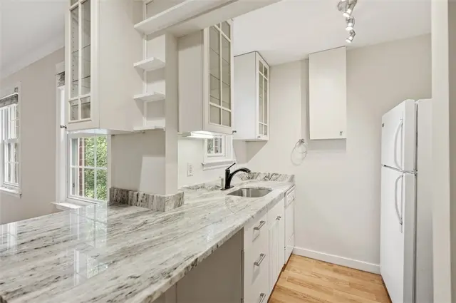 832 Thorn St 14 gallery image 11