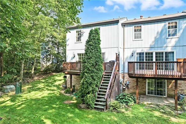 84 Monmouth Dr gallery image 5