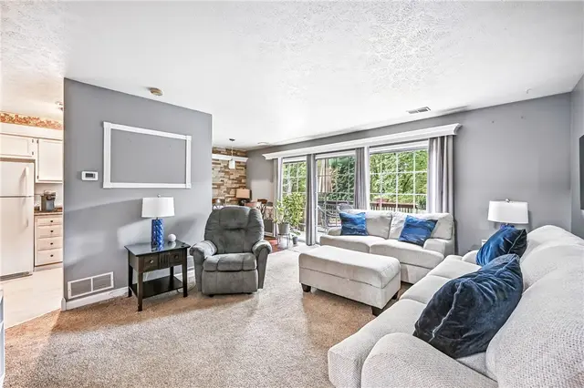 84 Monmouth Dr gallery image 6