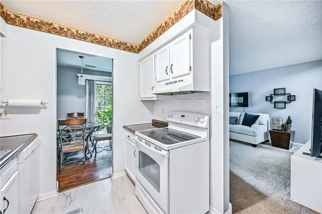 84 Monmouth Dr gallery image 11