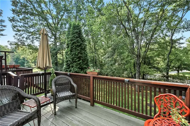 84 Monmouth Dr gallery image 12