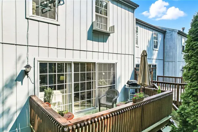 84 Monmouth Dr gallery image 13