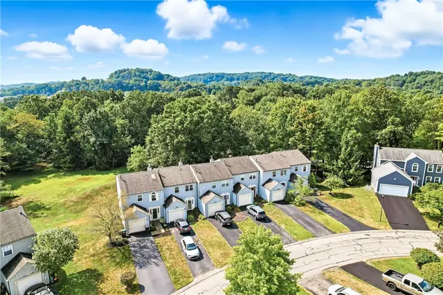84 Monmouth Dr gallery image 15